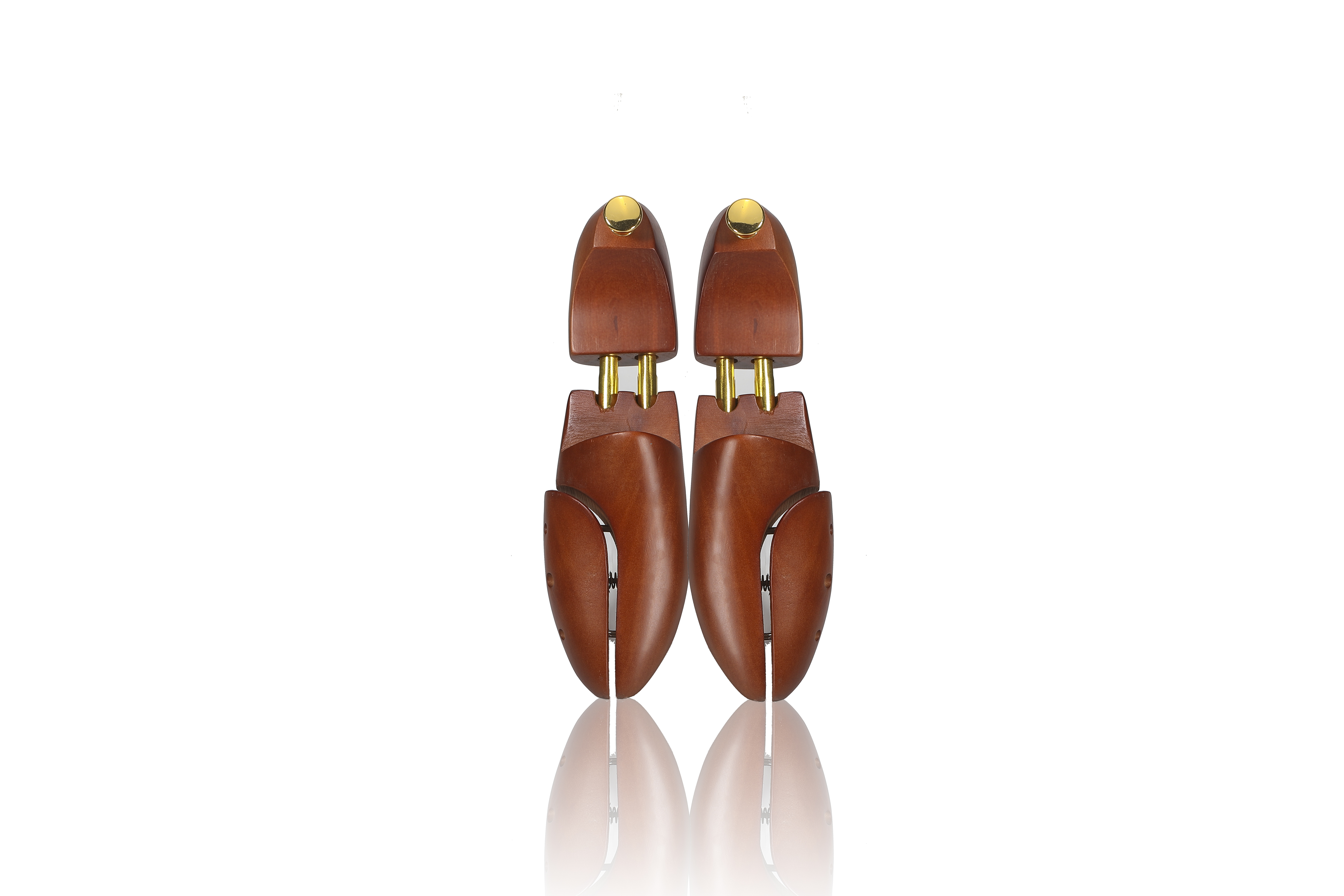 Wooden shoe lasts in brown finish, toe separated wooden shoe lasts, toe separated wooden shoe trees, in stock available for OEM customization.